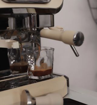 🤔| Pákový nebo automatický kávovar? 🤎| Každý má své výhody! Pákový přináší autentický zážitek z přípravy a kontrolu nad...